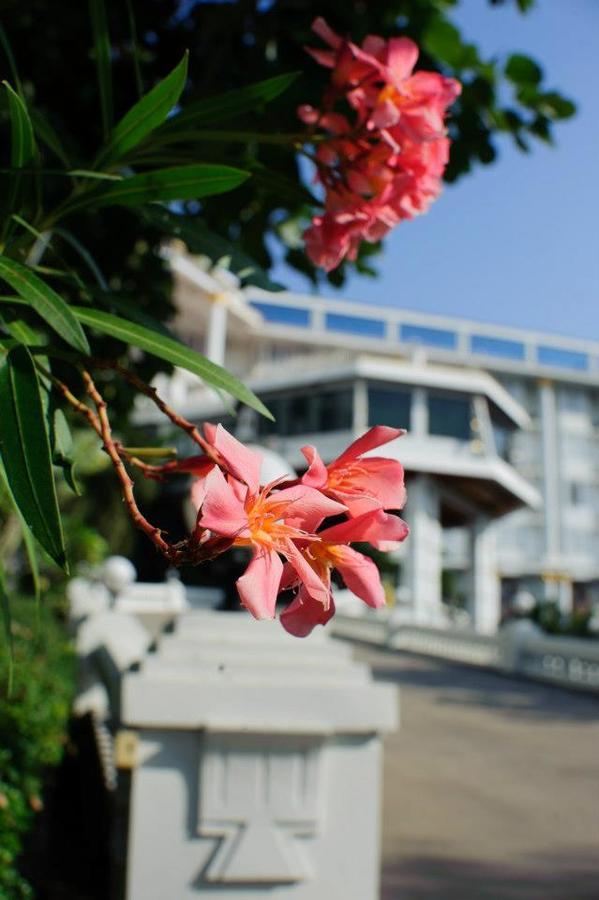 Hermitage Hotel Korat-Sha Nakhonratchasima Exteriör bild