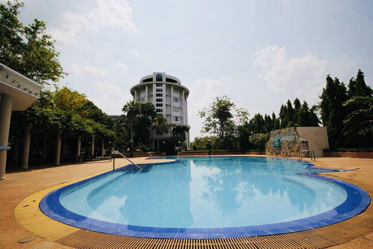 Hermitage Hotel Korat-Sha Nakhonratchasima Exteriör bild
