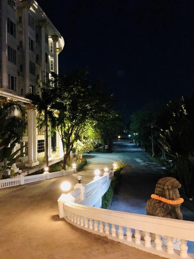 Hermitage Hotel Korat-Sha Nakhonratchasima Exteriör bild